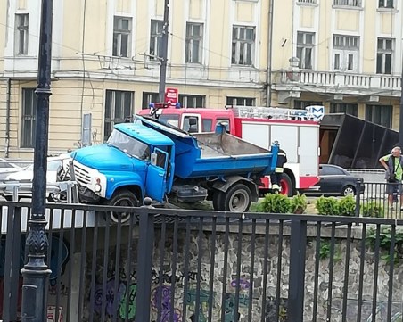 Камион надвисна над реката в София