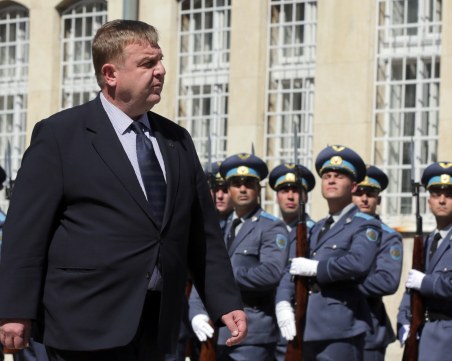 Каракачанов обеща нови самолети за Военновъздушните сили на България