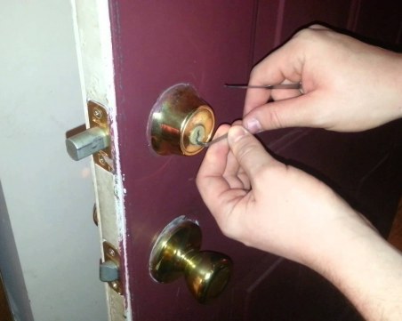 Крадец нахлу в къща край Пловдив, задигна 12 бона и злато от сейфа