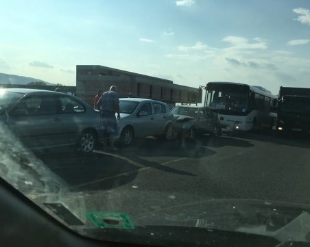 Пътнически автобус се наниза във верижна катастрофа на Асеновградско СНИМКА