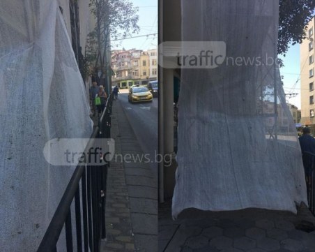 Пловдивчани се опитват да минат през пролука, която би затруднила и човека паяк СНИМКИ