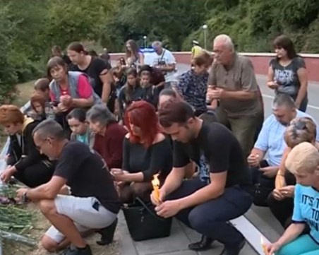 Погребват 13-годишното момче и баба му, които загинаха край Своге