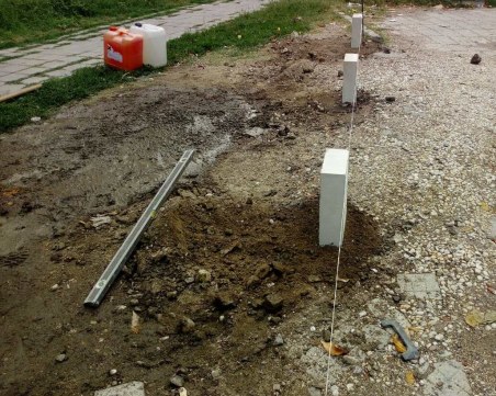 Продължава поставянето на антипаркинг елементи в район 