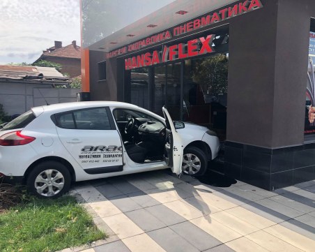 Яма на Кукленско шосе изстреля рено във витрината на лъскава сграда