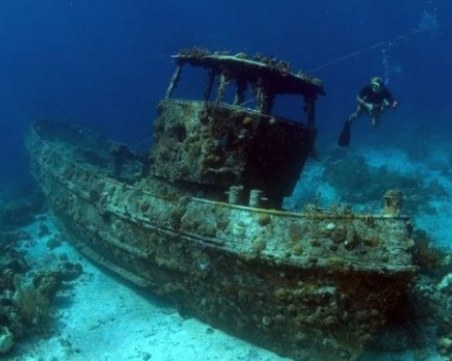 Започва подготовката за източване на мазута от кораба 
