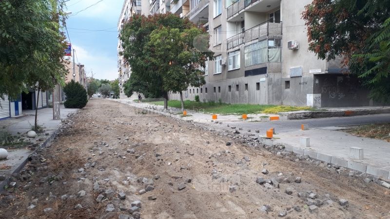 Безумно – строители откъснаха от света паркинг с десетки коли в центъра на Пловдив СНИМКИ