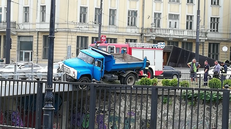 Камион надвисна над реката в София