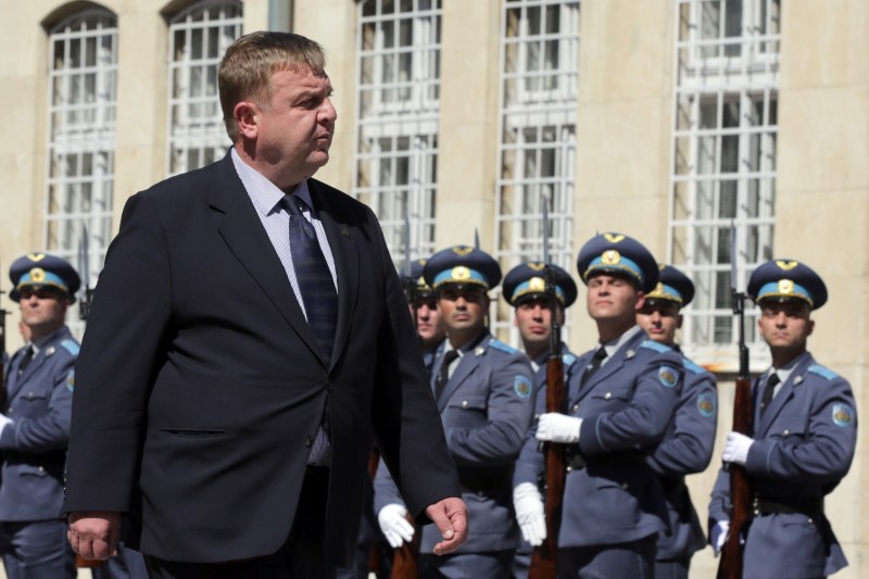 Каракачанов обеща нови самолети за Военновъздушните сили на България