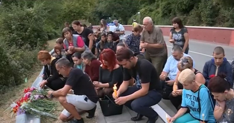 Погребват 13-годишното момче и баба му, които загинаха край Своге