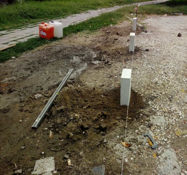 Продължава поставянето на антипаркинг елементи в район