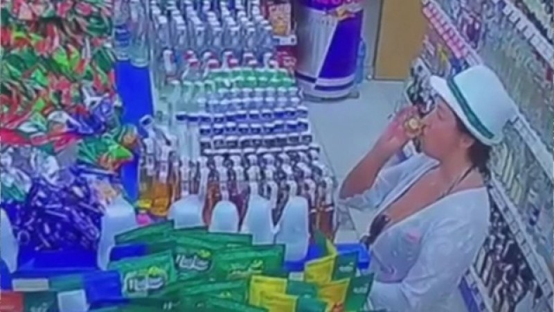 В Слънчев бряг: Туристка изпи няколко бутилки алкохол в магазин, после повърна в плажна чанта