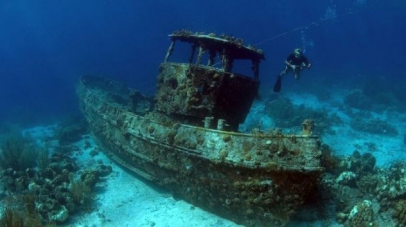 Започва подготовката за източване на мазута от кораба
