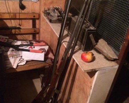 Полицаи откриха и иззеха голямо количество старинни оръжия СНИМКИ