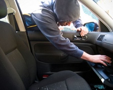 Разбиха колата на пловдивчанин в Кършияка, задигнаха му пари и документи