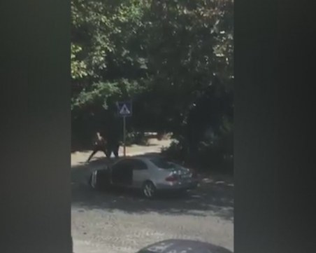 Трима младежи си спретнаха улично ММА състезание в Пловдив ВИДЕО