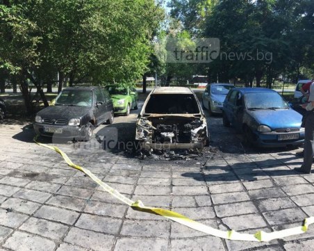 Вендета или маниак? За втори път коли горят на един и същи паркинг в Кючука СНИМКА