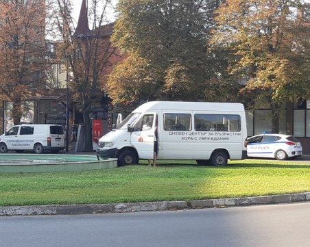 Водачът на микробуса, който се забави във фонтан в Пазарджик, е починал от инфаркт СНИМКИ