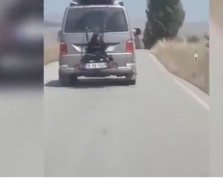 Забавление или наказание: Баща завърза дъщеря си за задницата на микробус ВИДЕО