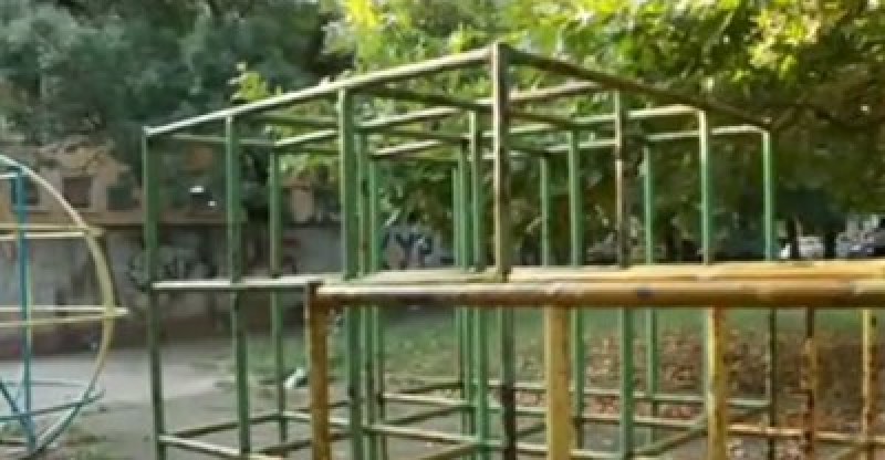 Дете падна от опасна катерушка, нарани си главата ВИДЕО