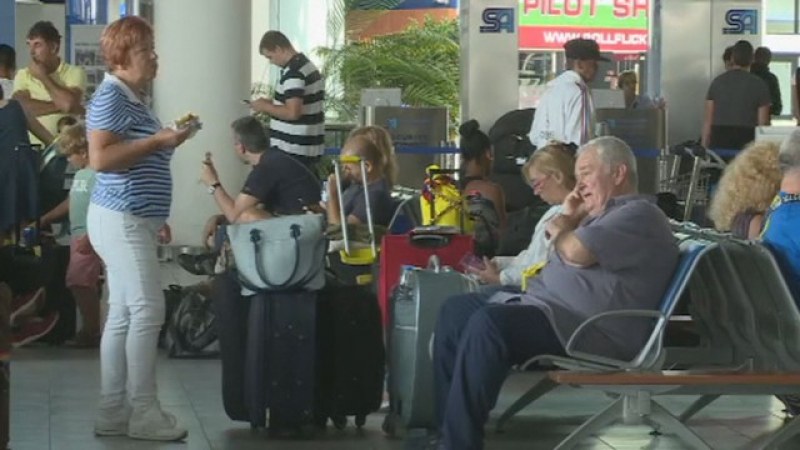 Пътници на “Райънеър“ блокирани с часове на летище София