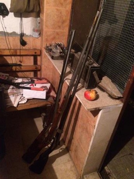 Полицаи откриха и иззеха голямо количество старинни оръжия СНИМКИ
