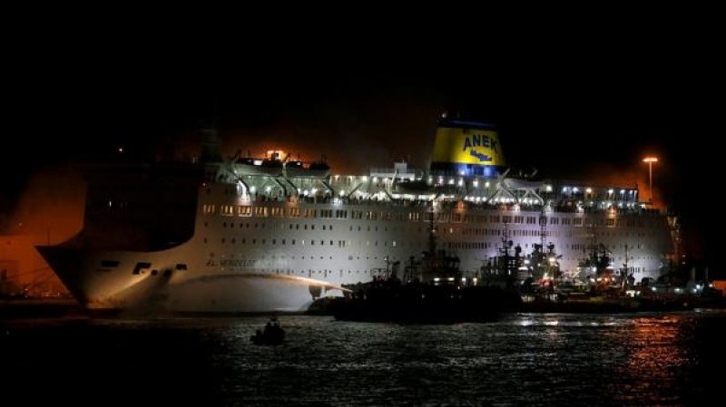 Пожар избухна на гръцки ферибот с над 1000 души на борда
