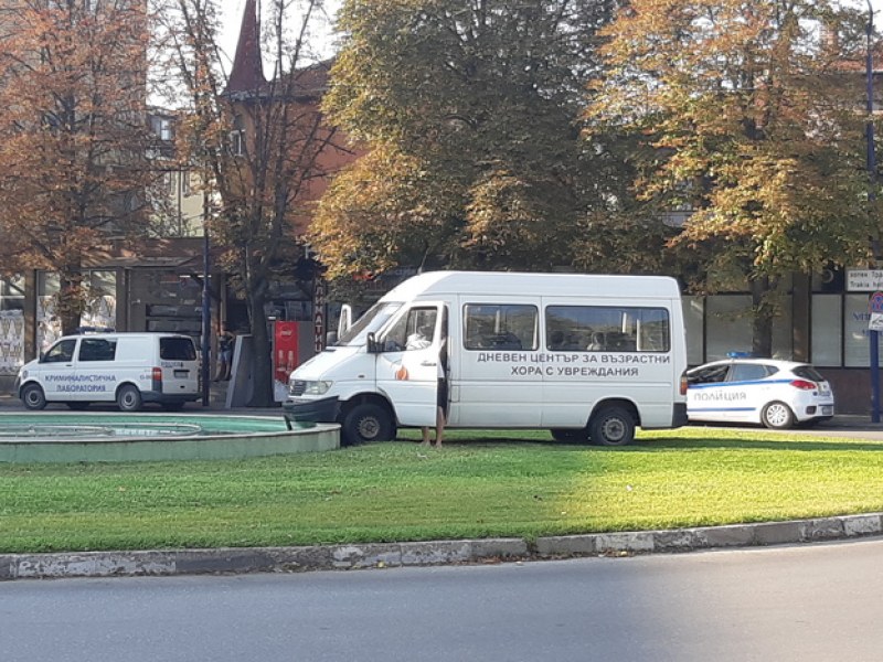 Водачът на микробуса, който се забави във фонтан в Пазарджик, е починал от инфаркт СНИМКИ