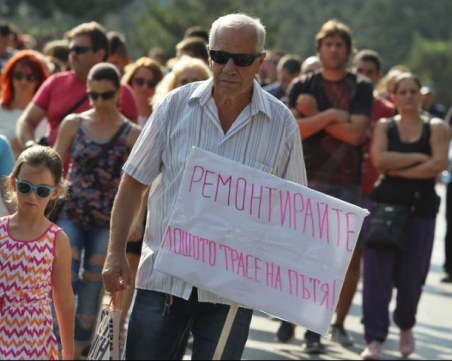 Бунтът в Своге продължава! Десетки блокират главния път и днес