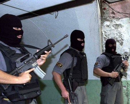 Изкараха двама похитители на деца от затвора и ги изгориха живи