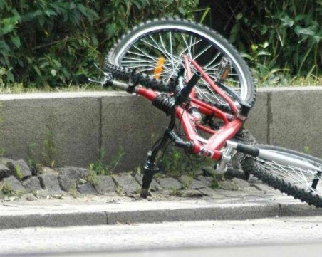 Шофьор блъсна велосипедистка и избяга