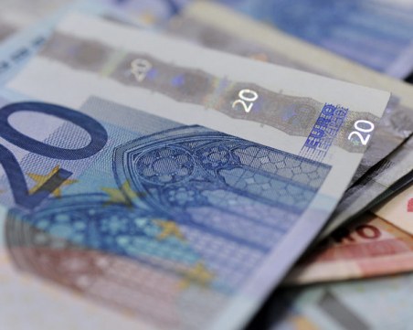 Важно за всички българи! Таксите за преводи в евро може да се намалят драстично