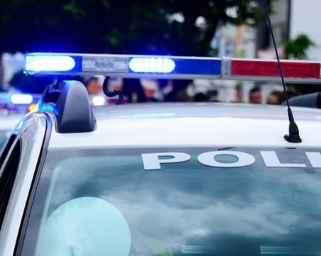 Зрелищен арест на млада жена пред магазин 