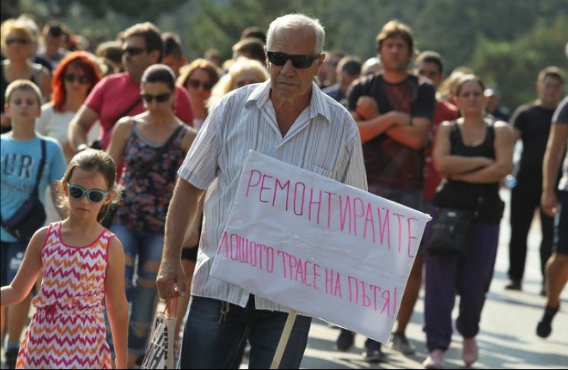 Бунтът в Своге продължава! Десетки блокират главния път и днес