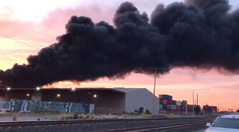 Огнен ад в Мелбърн! Химически завод избухна в пламъци ВИДЕО