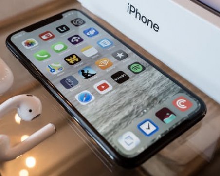 Apple представя новите си телефони, феновете на iPhone в трепетно очакване