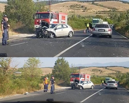 Две коли се разбиха на пътя Карлово - Пловдив СНИМКА