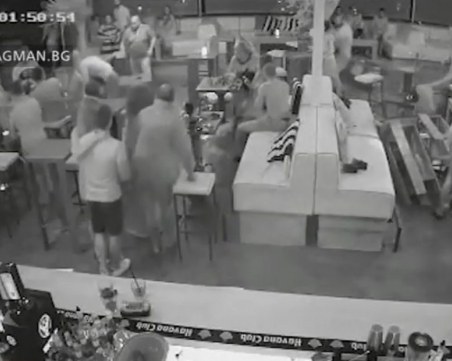Арестуваха трима души след масов бой в дискотека в Бургас ВИДЕО