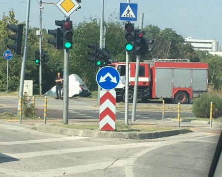 Микробус падна в дере в Пловдив СНИМКА