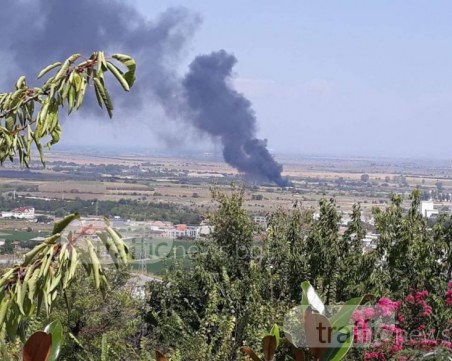 Небето край Асеновград почерня! Гъст катранен дим се носи във въздуха СНИМКИ