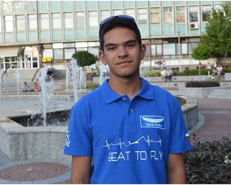 Никола Радков от Математическата стана европейски шампион по авиомоделизъм СНИМКИ