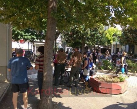 След труса в Централна Гърция паника тресе хората, много от тях са по улиците