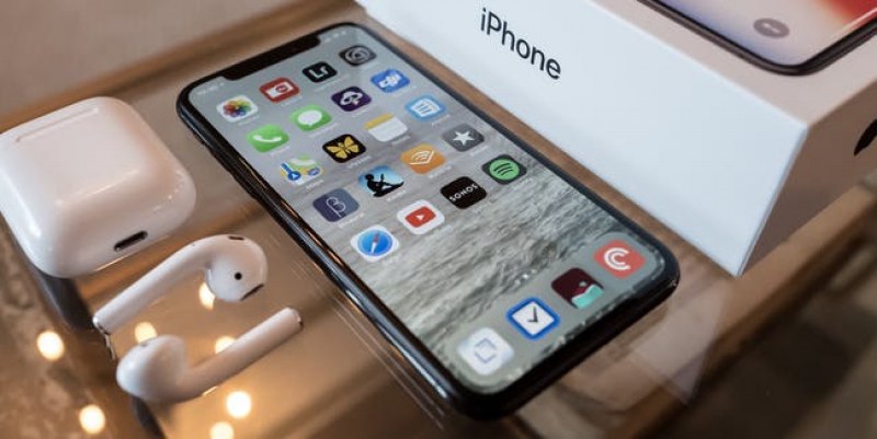 Apple представя новите си телефони, феновете на iPhone в трепетно очакване