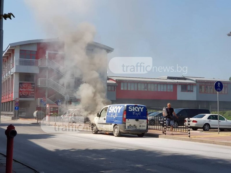 Кола избухна в движение в Пловдив! Шофьорът опитва да гаси пламъците СНИМКИ