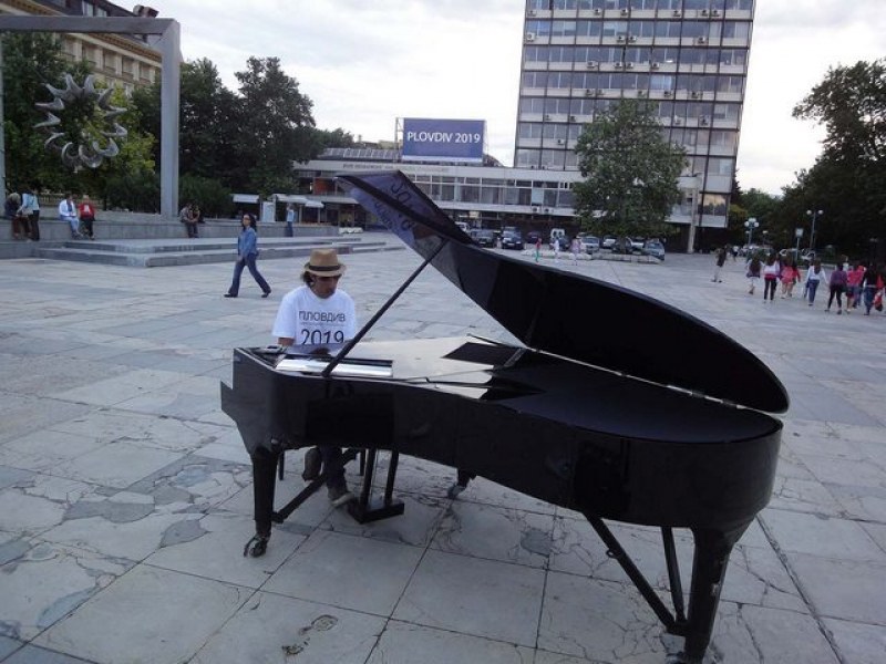 Слагат 5 рояла на знакови места в Пловдив: Търси се новата музикална звезда на града