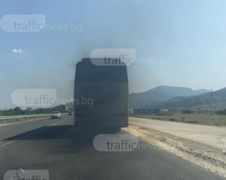 Димна завеса, миризма и още нещо! Автобус опуши Асеновградско СНИМКИ
