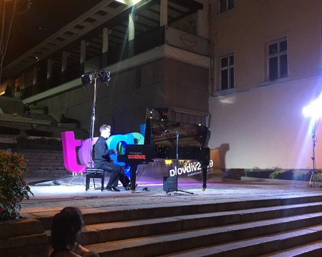 Главната се превърна в огромна музикална сцена, пет рояла озвучиха Пловдив СНИМКИ