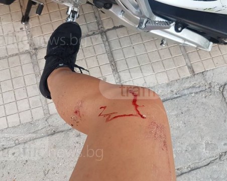 Мерцедес блъсна жена на мотор в центъра на Пловдив, виновникът избяга СНИМКИ