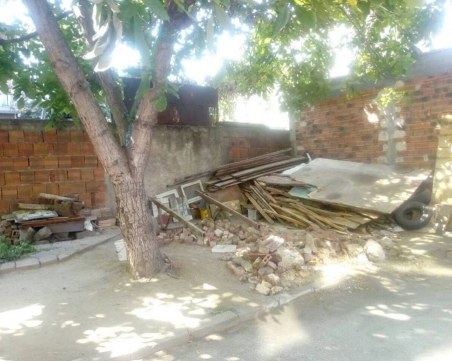 След публикация на TrafficNews.bg: Пловдивчанин премести фургона си, остава да събера и боклука си