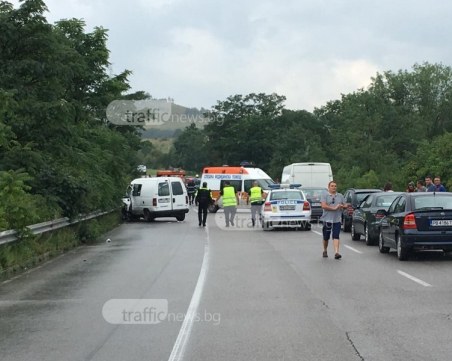 Жестока катастрофа край Пловдив! Мерцедес се заби в дърво, шофьорът загина