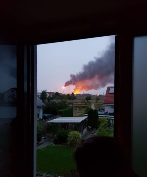 Взрив избухна в рафинерия в Германия, има тежко ранени ВИДЕО и СНИМКИ